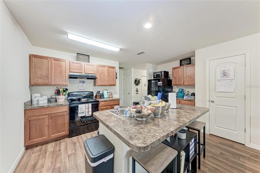 Под контрактом: $449,000 (6 спален, 0 ванн, 2804 Квадратных фут)