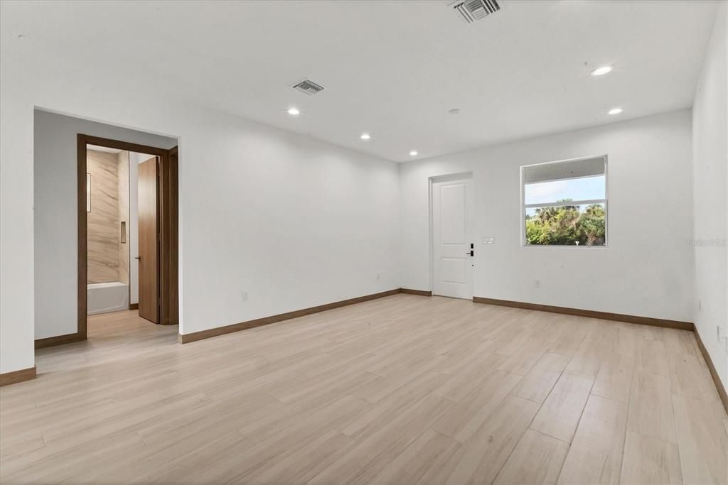 Activo con contrato: $1,900 (3 camas, 2 baños, 1496 Pies cuadrados)