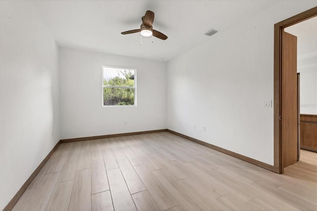 Activo con contrato: $1,900 (3 camas, 2 baños, 1496 Pies cuadrados)