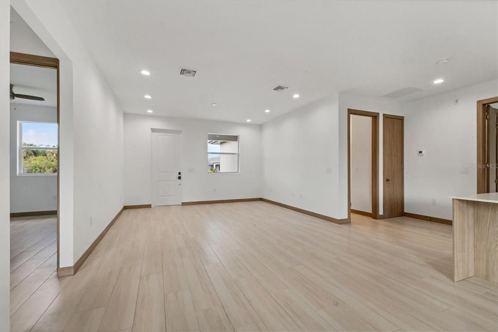 Activo con contrato: $1,900 (3 camas, 2 baños, 1496 Pies cuadrados)