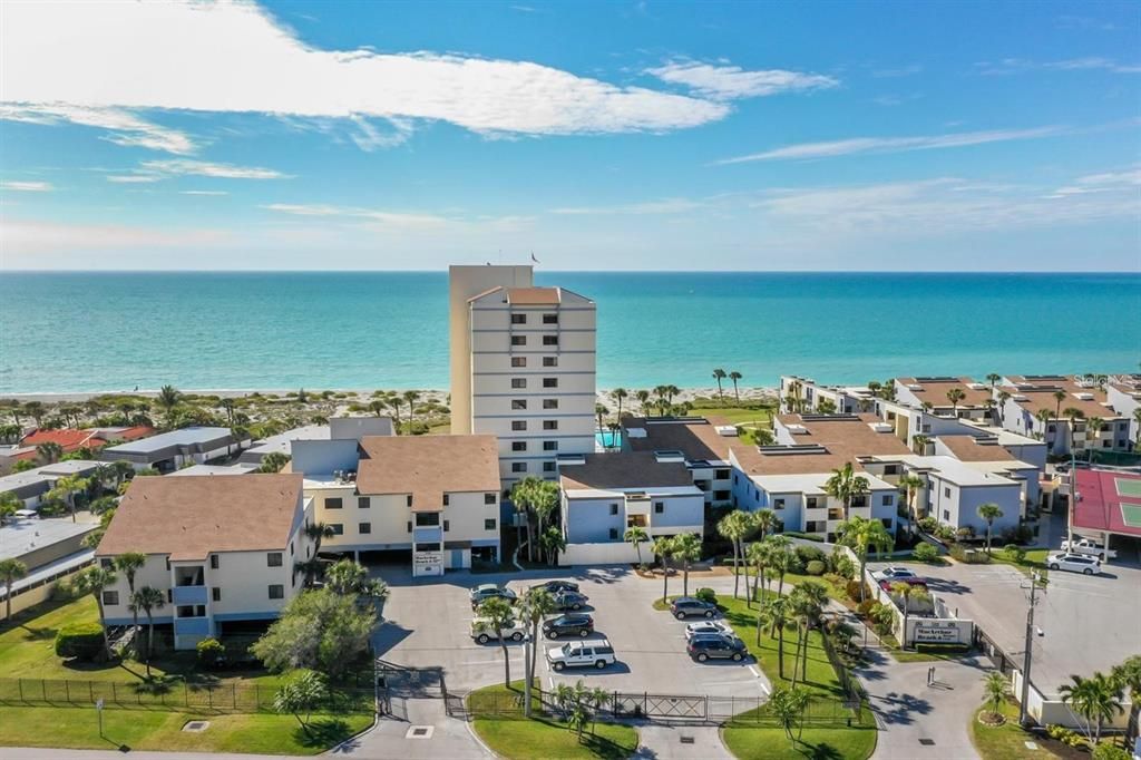 合同活跃: $640,000 (2 贝兹, 2 浴室, 1075 平方英尺)