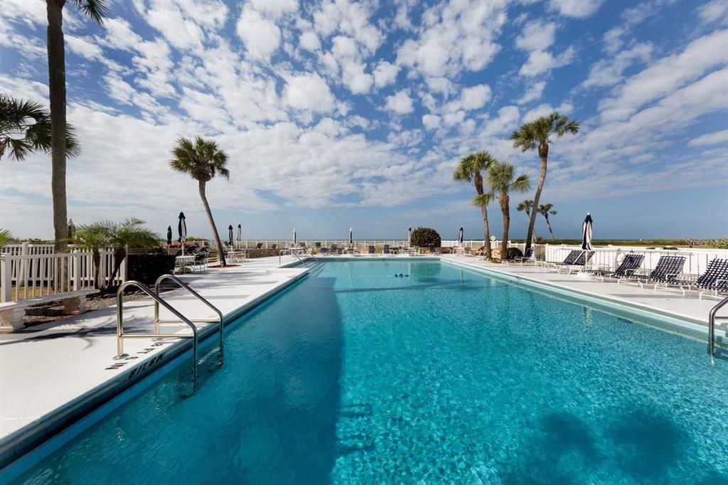 合同活跃: $640,000 (2 贝兹, 2 浴室, 1075 平方英尺)