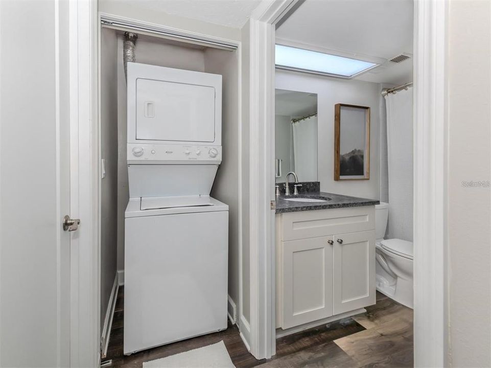 合同活跃: $640,000 (2 贝兹, 2 浴室, 1075 平方英尺)