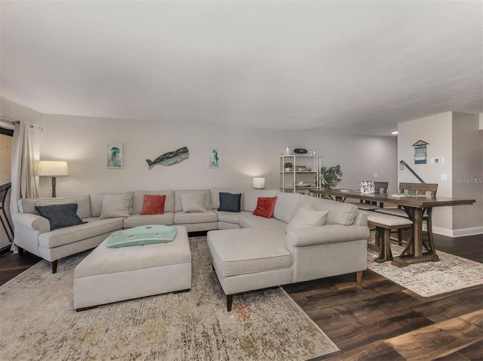 合同活跃: $640,000 (2 贝兹, 2 浴室, 1075 平方英尺)