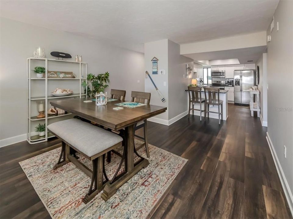 合同活跃: $640,000 (2 贝兹, 2 浴室, 1075 平方英尺)