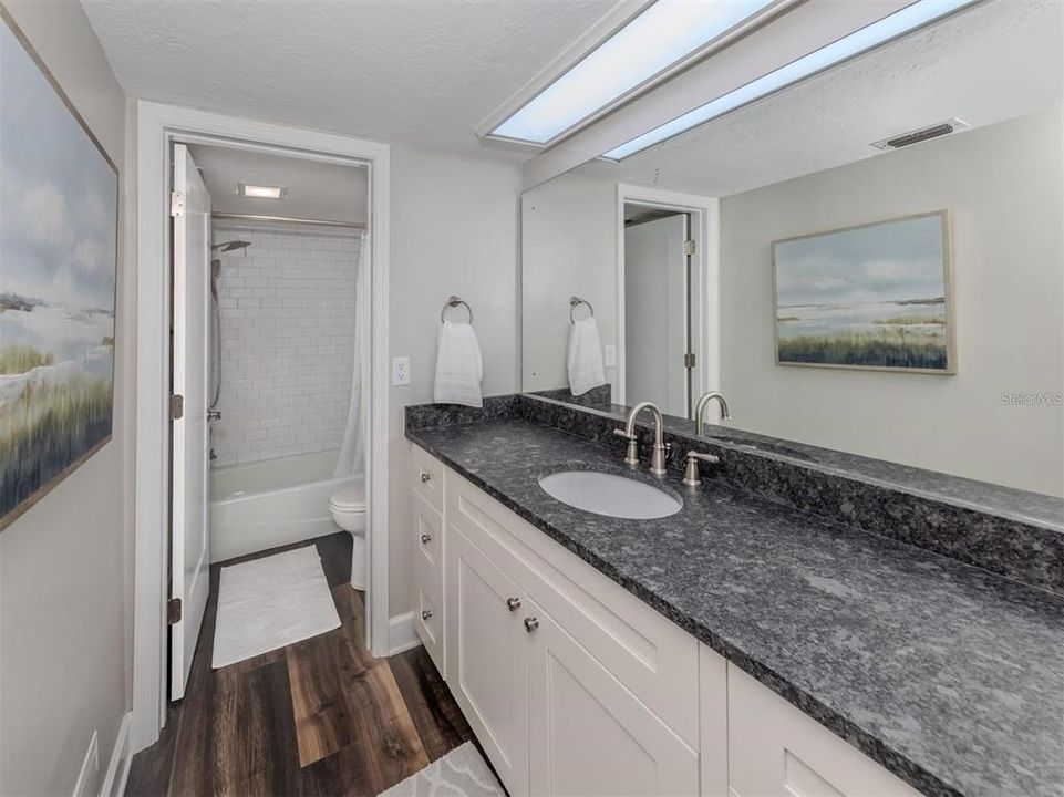 合同活跃: $640,000 (2 贝兹, 2 浴室, 1075 平方英尺)