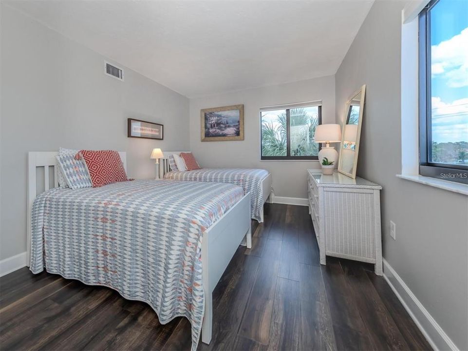 合同活跃: $640,000 (2 贝兹, 2 浴室, 1075 平方英尺)