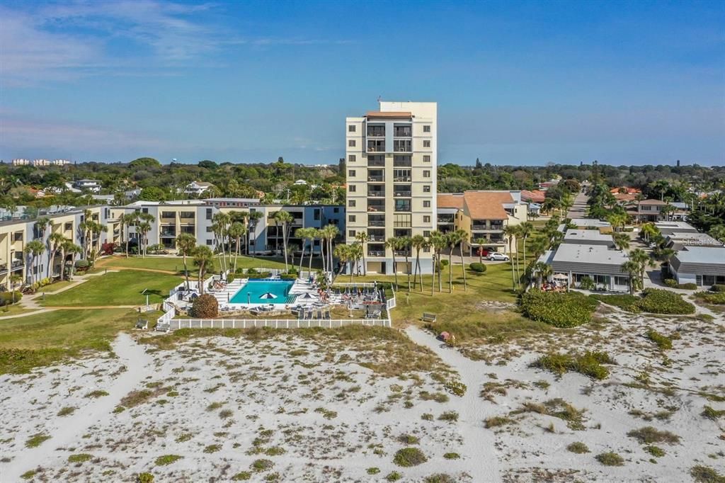 合同活跃: $640,000 (2 贝兹, 2 浴室, 1075 平方英尺)