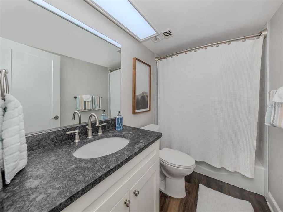 合同活跃: $640,000 (2 贝兹, 2 浴室, 1075 平方英尺)