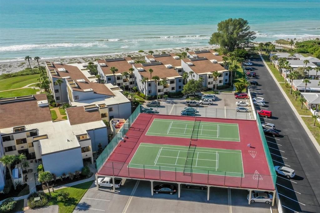 合同活跃: $640,000 (2 贝兹, 2 浴室, 1075 平方英尺)