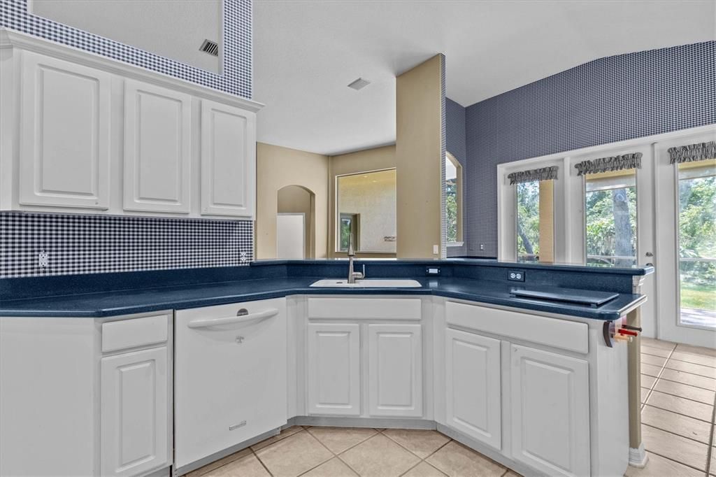 合同活跃: $480,000 (4 贝兹, 2 浴室, 2442 平方英尺)