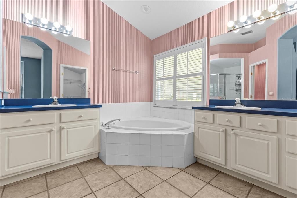 合同活跃: $480,000 (4 贝兹, 2 浴室, 2442 平方英尺)