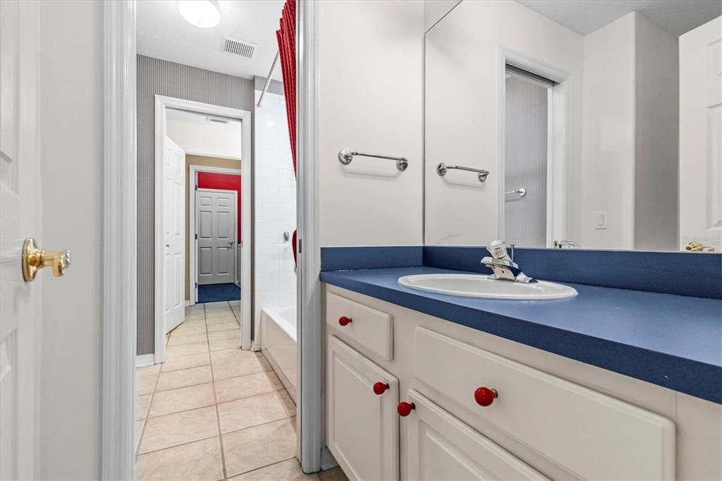 合同活跃: $480,000 (4 贝兹, 2 浴室, 2442 平方英尺)