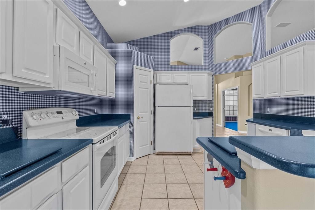 合同活跃: $480,000 (4 贝兹, 2 浴室, 2442 平方英尺)