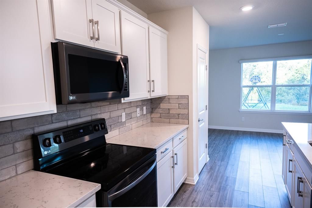 Под контрактом: $2,590 (5 спален, 3 ванн, 2630 Квадратных фут)