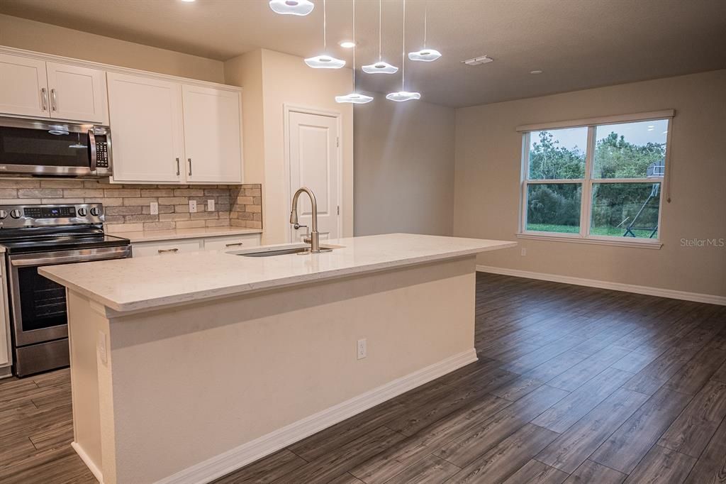 Под контрактом: $2,590 (5 спален, 3 ванн, 2630 Квадратных фут)