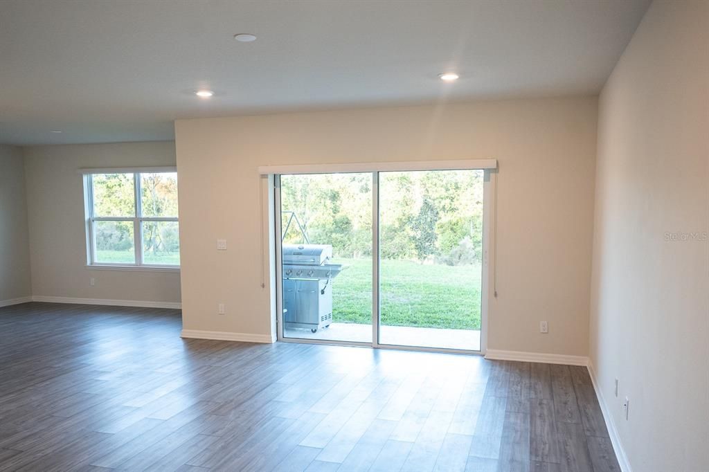 Под контрактом: $2,590 (5 спален, 3 ванн, 2630 Квадратных фут)