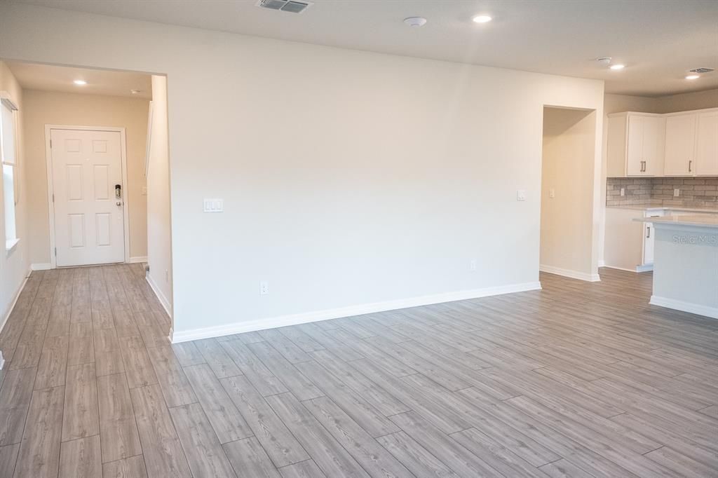 Под контрактом: $2,590 (5 спален, 3 ванн, 2630 Квадратных фут)