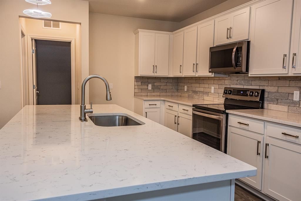 Под контрактом: $2,590 (5 спален, 3 ванн, 2630 Квадратных фут)