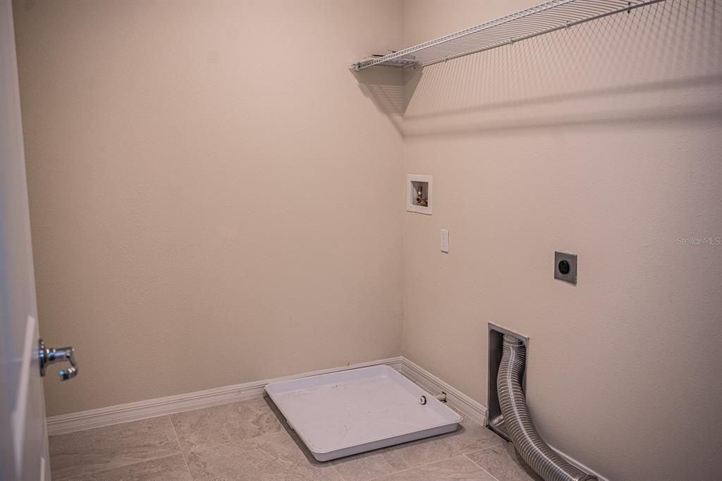 Под контрактом: $2,590 (5 спален, 3 ванн, 2630 Квадратных фут)