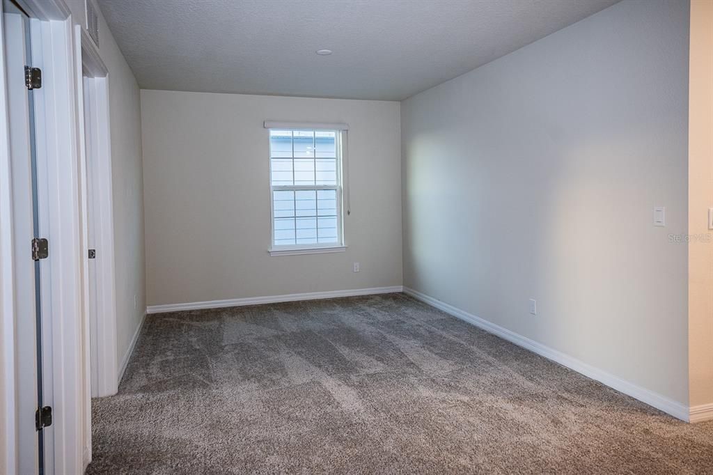 Под контрактом: $2,590 (5 спален, 3 ванн, 2630 Квадратных фут)