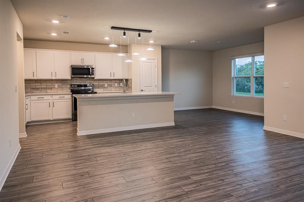 Под контрактом: $2,590 (5 спален, 3 ванн, 2630 Квадратных фут)