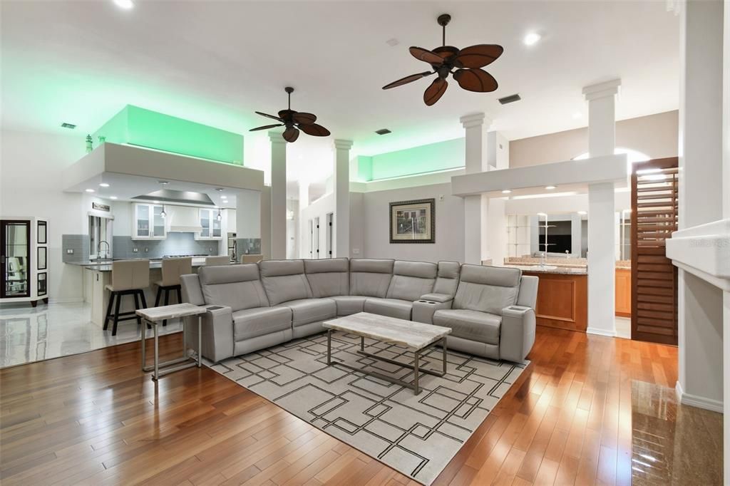 На продажу: $1,299,000 (4 спален, 2 ванн, 3756 Квадратных фут)