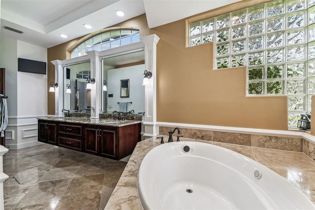 На продажу: $1,299,000 (4 спален, 2 ванн, 3756 Квадратных фут)