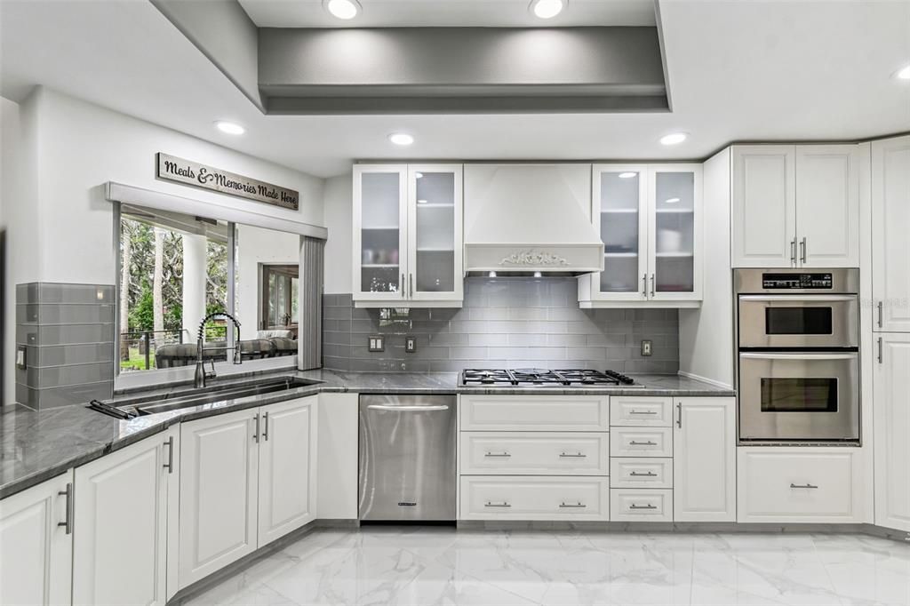 На продажу: $1,299,000 (4 спален, 2 ванн, 3756 Квадратных фут)