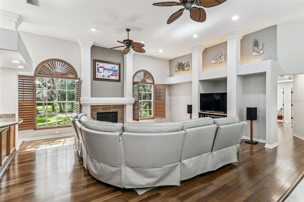 На продажу: $1,299,000 (4 спален, 2 ванн, 3756 Квадратных фут)