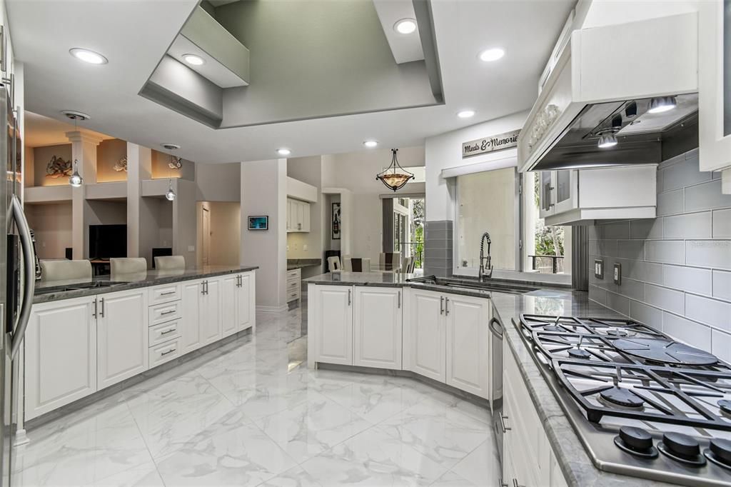 На продажу: $1,299,000 (4 спален, 2 ванн, 3756 Квадратных фут)