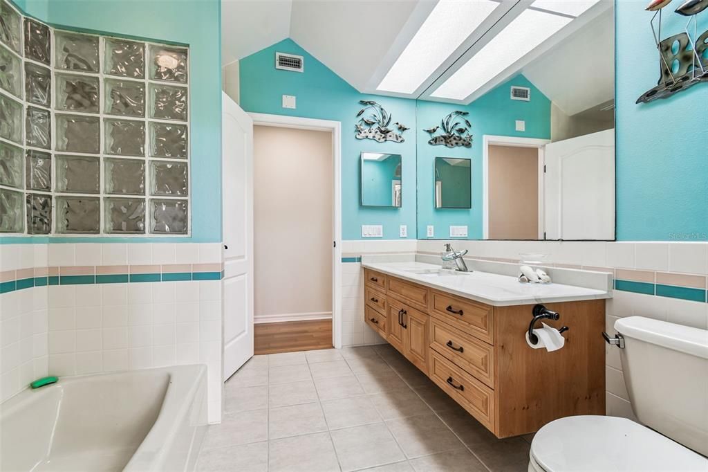 На продажу: $1,299,000 (4 спален, 2 ванн, 3756 Квадратных фут)