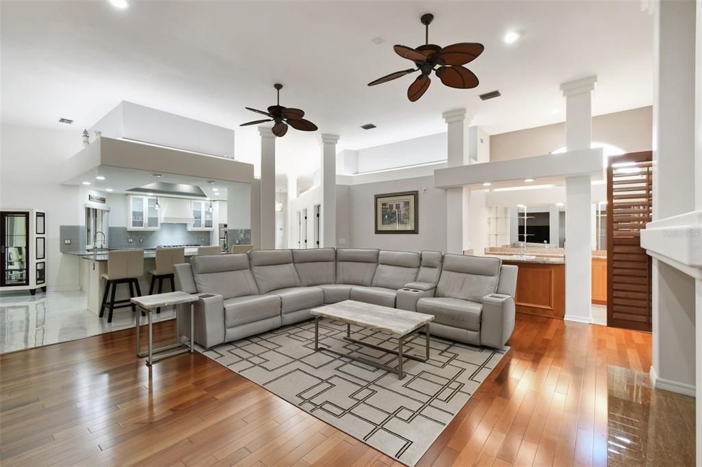 На продажу: $1,299,000 (4 спален, 2 ванн, 3756 Квадратных фут)