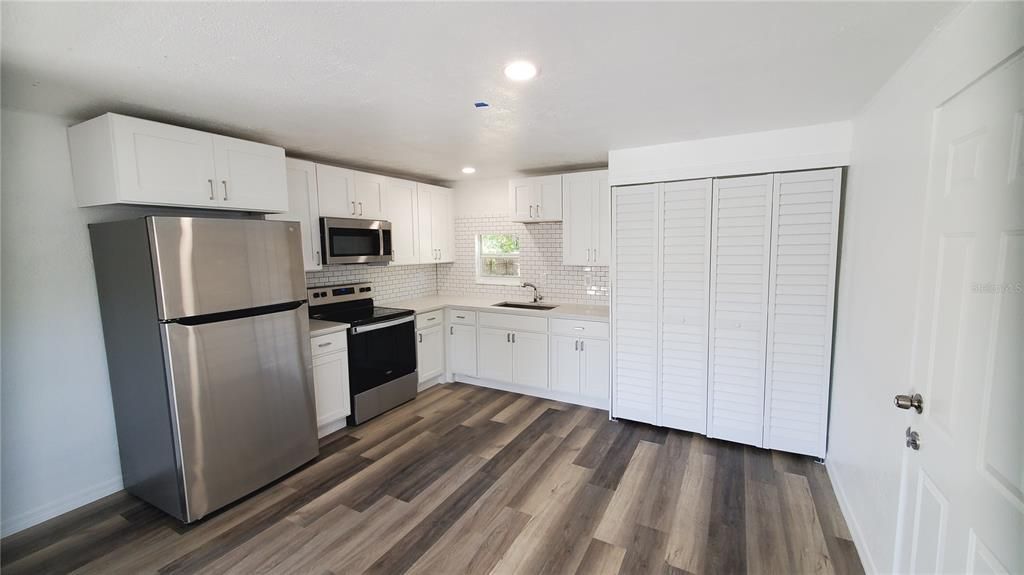 合同活跃: $210,000 (3 贝兹, 1 浴室, 936 平方英尺)