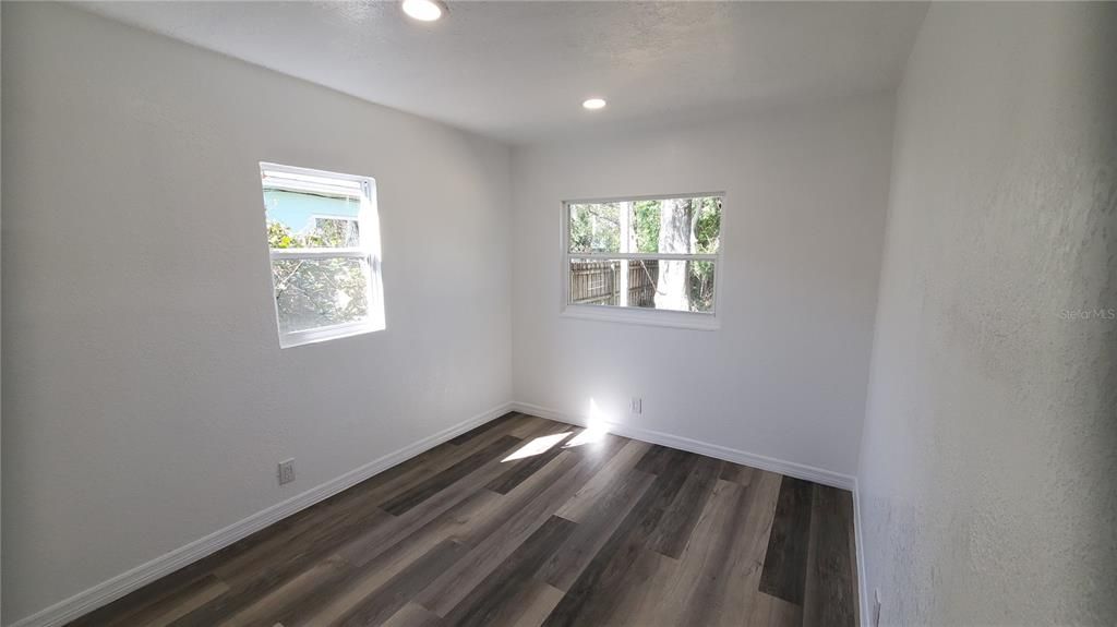 合同活跃: $210,000 (3 贝兹, 1 浴室, 936 平方英尺)