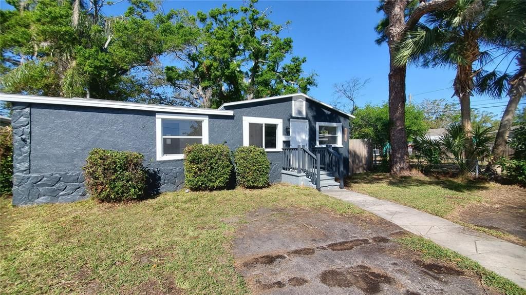 合同活跃: $210,000 (3 贝兹, 1 浴室, 936 平方英尺)