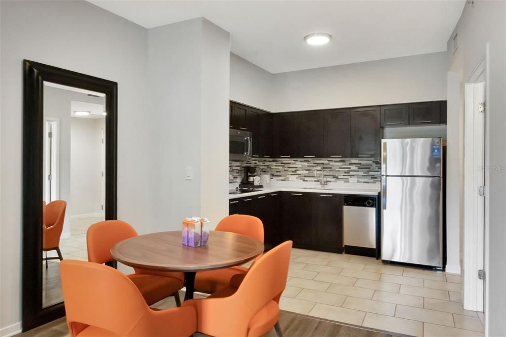 For Sale: $141,000 (1 beds, 1 baths, 751 Square Feet)