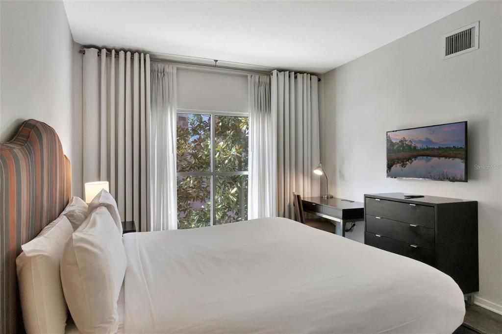 For Sale: $141,000 (1 beds, 1 baths, 751 Square Feet)