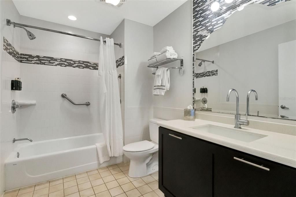 For Sale: $141,000 (1 beds, 1 baths, 751 Square Feet)