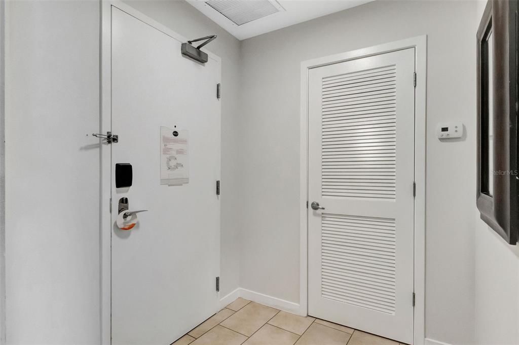 For Sale: $141,000 (1 beds, 1 baths, 751 Square Feet)