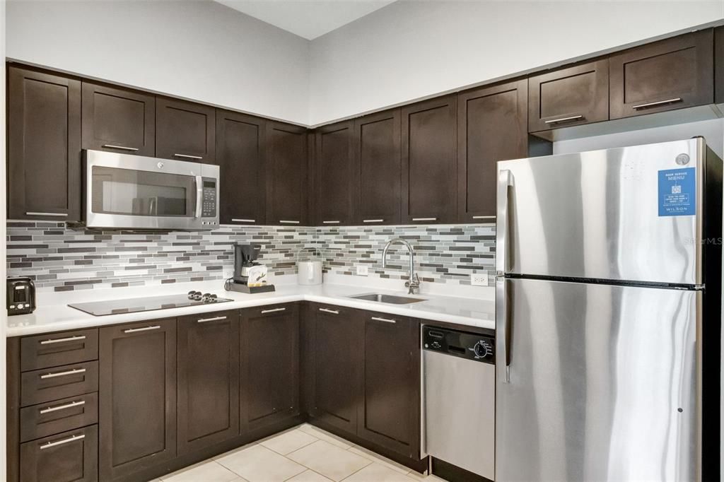 For Sale: $141,000 (1 beds, 1 baths, 751 Square Feet)