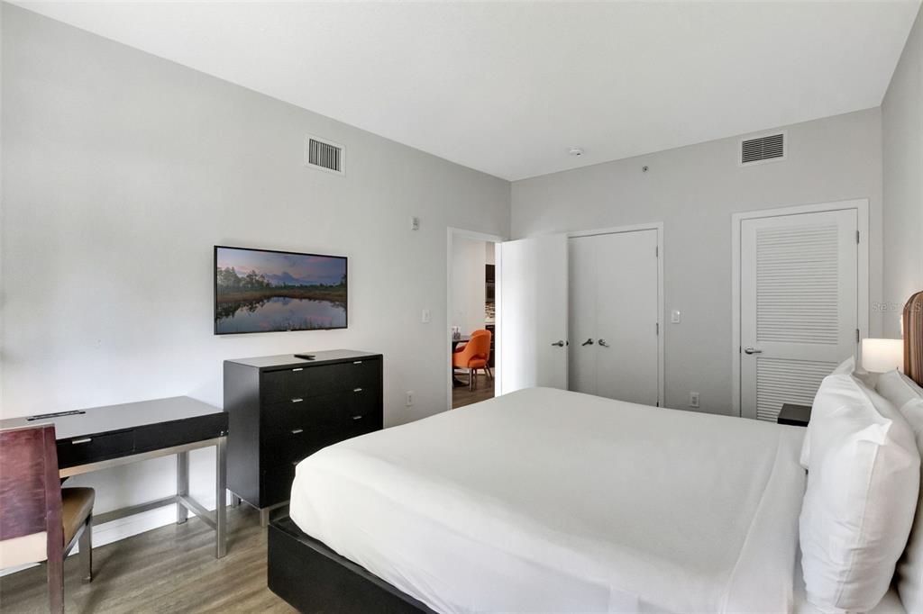 For Sale: $141,000 (1 beds, 1 baths, 751 Square Feet)