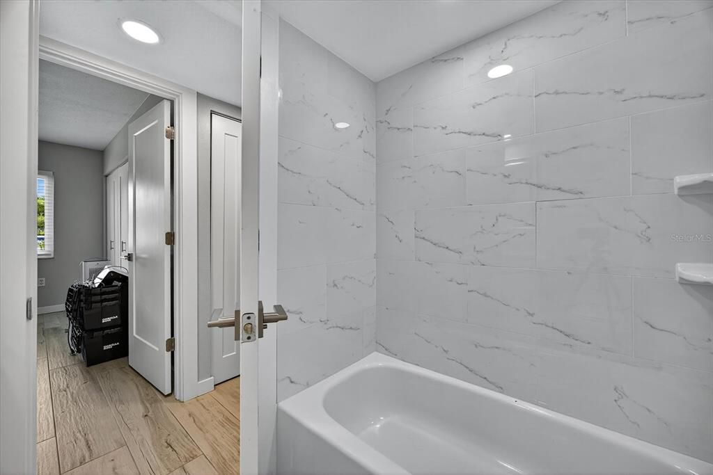 Под контрактом: $199,999 (2 спален, 2 ванн, 1054 Квадратных фут)