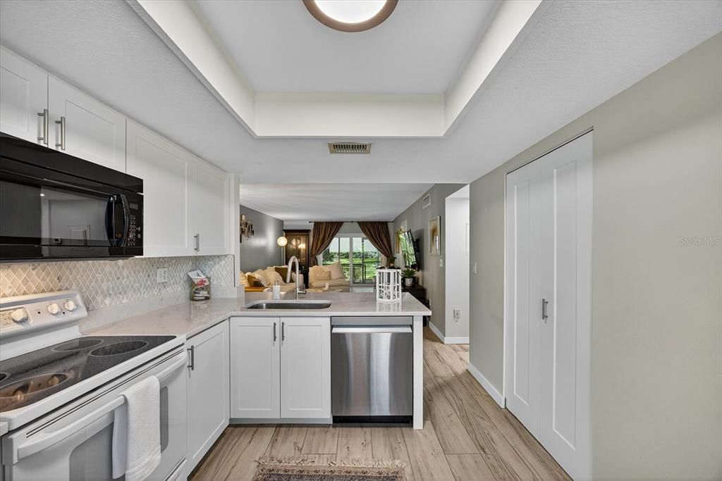 Под контрактом: $199,999 (2 спален, 2 ванн, 1054 Квадратных фут)