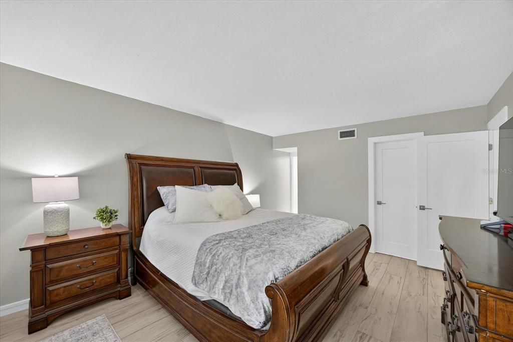 Под контрактом: $199,999 (2 спален, 2 ванн, 1054 Квадратных фут)