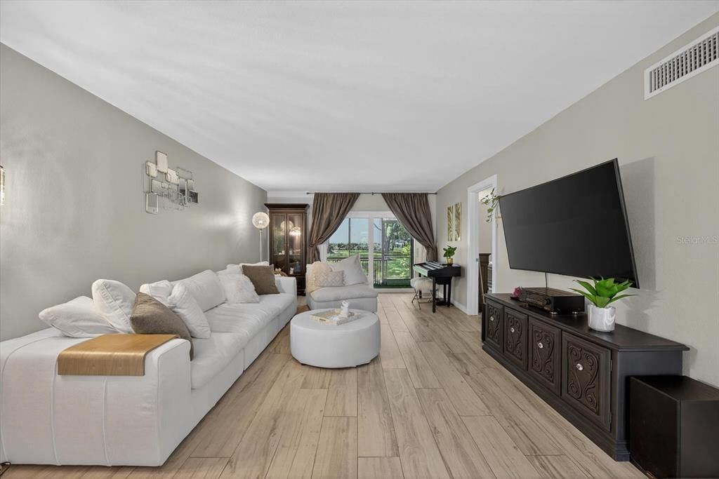 Под контрактом: $199,999 (2 спален, 2 ванн, 1054 Квадратных фут)