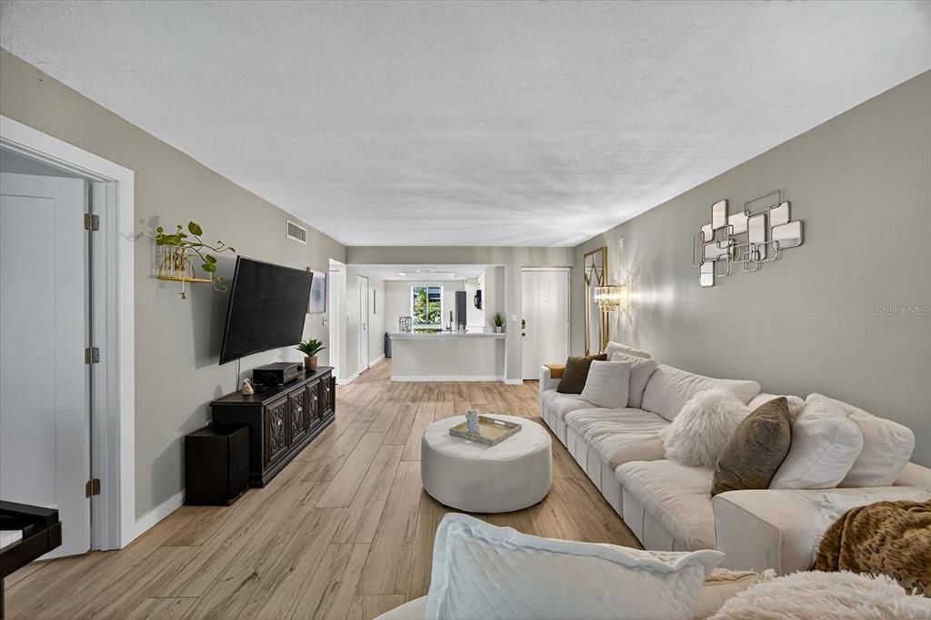 Под контрактом: $199,999 (2 спален, 2 ванн, 1054 Квадратных фут)