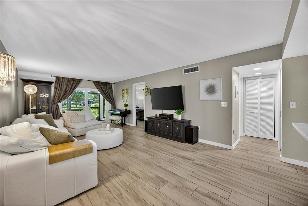 Под контрактом: $199,999 (2 спален, 2 ванн, 1054 Квадратных фут)