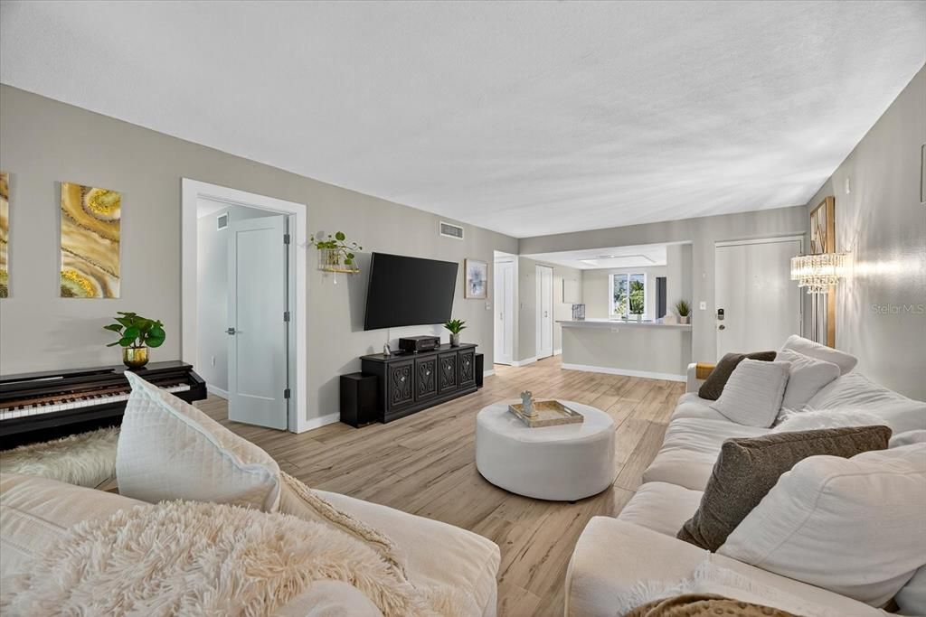 Под контрактом: $199,999 (2 спален, 2 ванн, 1054 Квадратных фут)