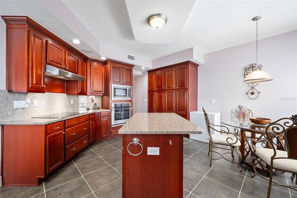 En Venta: $1,279,000 (3 camas, 3 baños, 2680 Pies cuadrados)